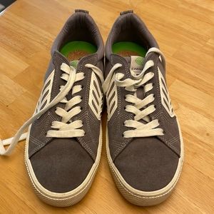 Cariuma women’s 10 men’s 8.5 gray suede sneakers shoes like new